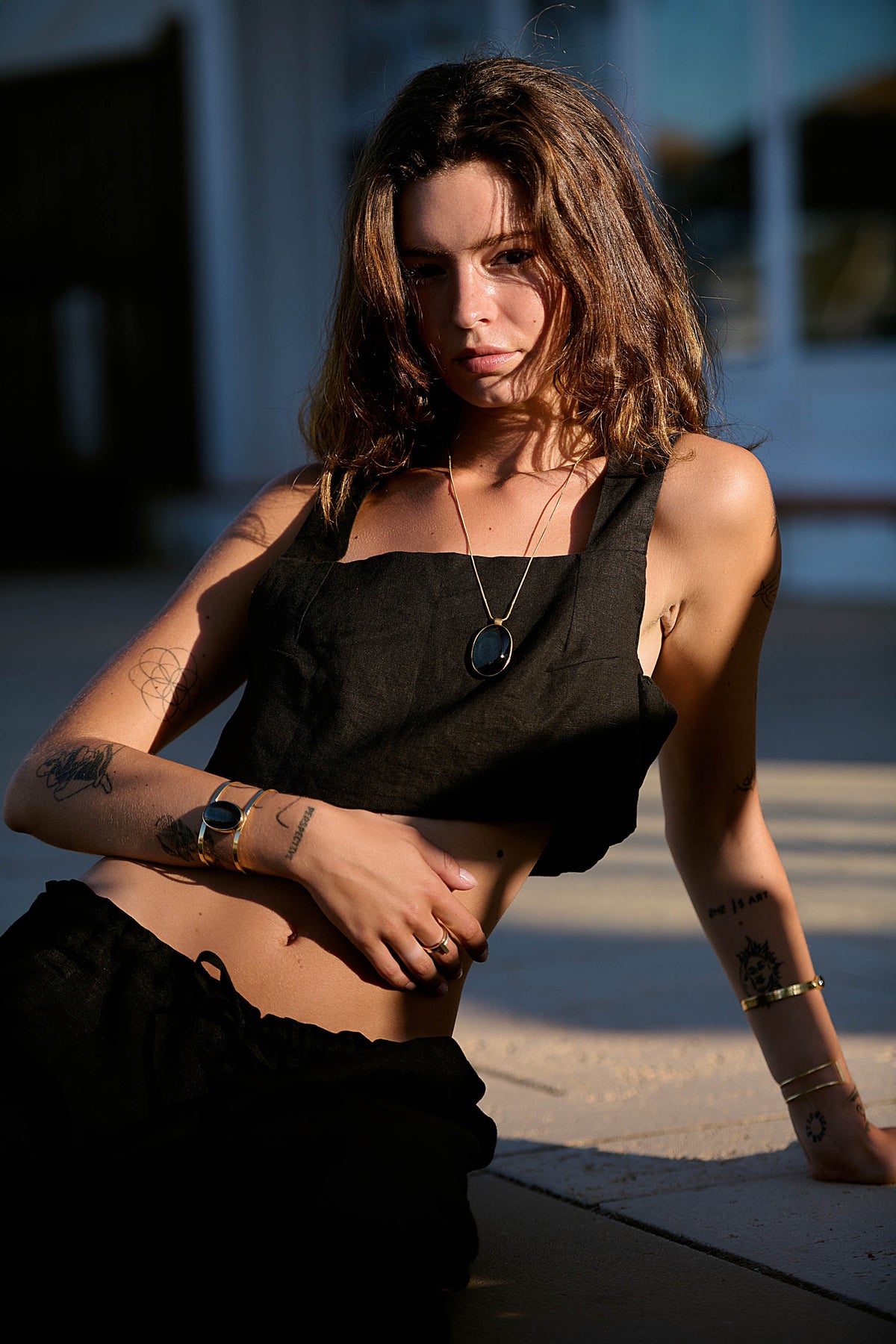Pulsera escultórica abierta con obsidiana dorada y baño de oro de INDIGO