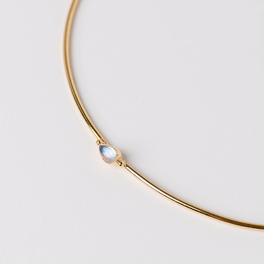 Ame Choker con piedra luna y baño de oro de INDIGO