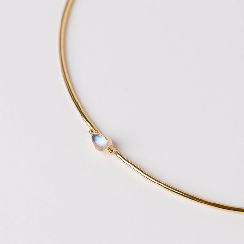 Ame Choker con piedra luna y baño de oro de INDIGO