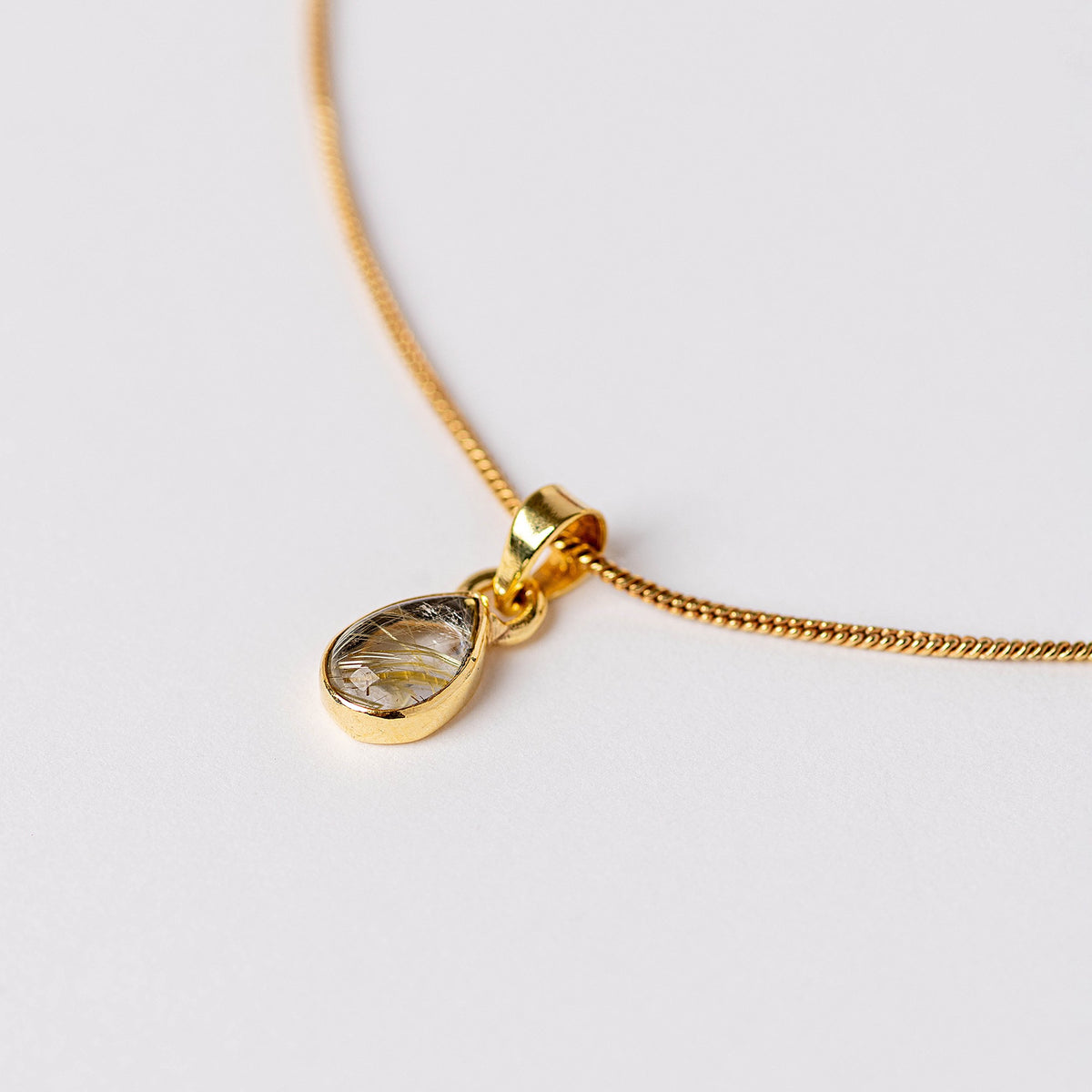 Ame Necklace con rutilo dorado y baño de oro de INDIGO