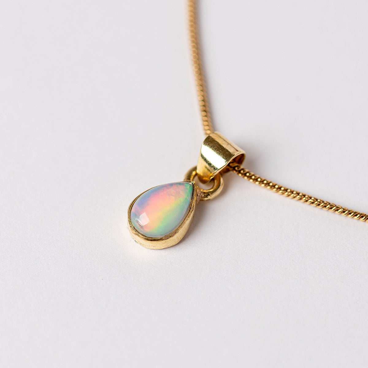 Ame Necklace con ópalo etíope y baño de oro de INDIGO