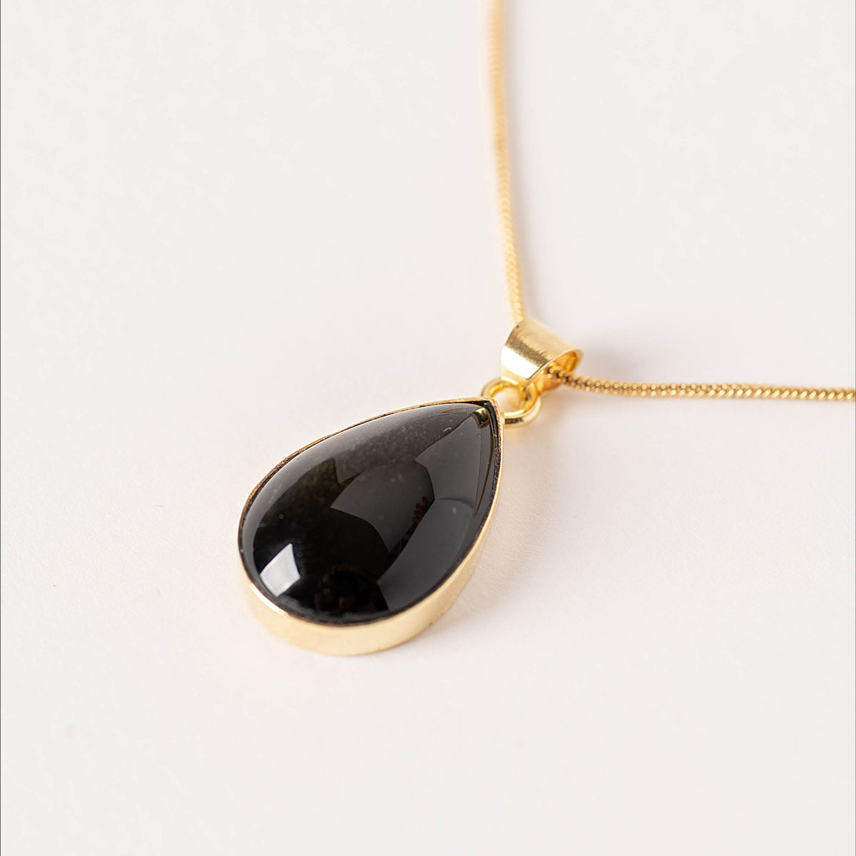 Ame Necklace con obsidiana dorada y baño de oro de INDIGO