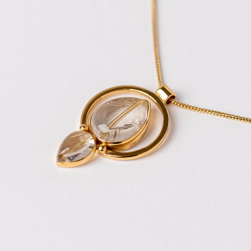 Aurea Necklace con dos rutilos dorados y baño de oro de INDIGO