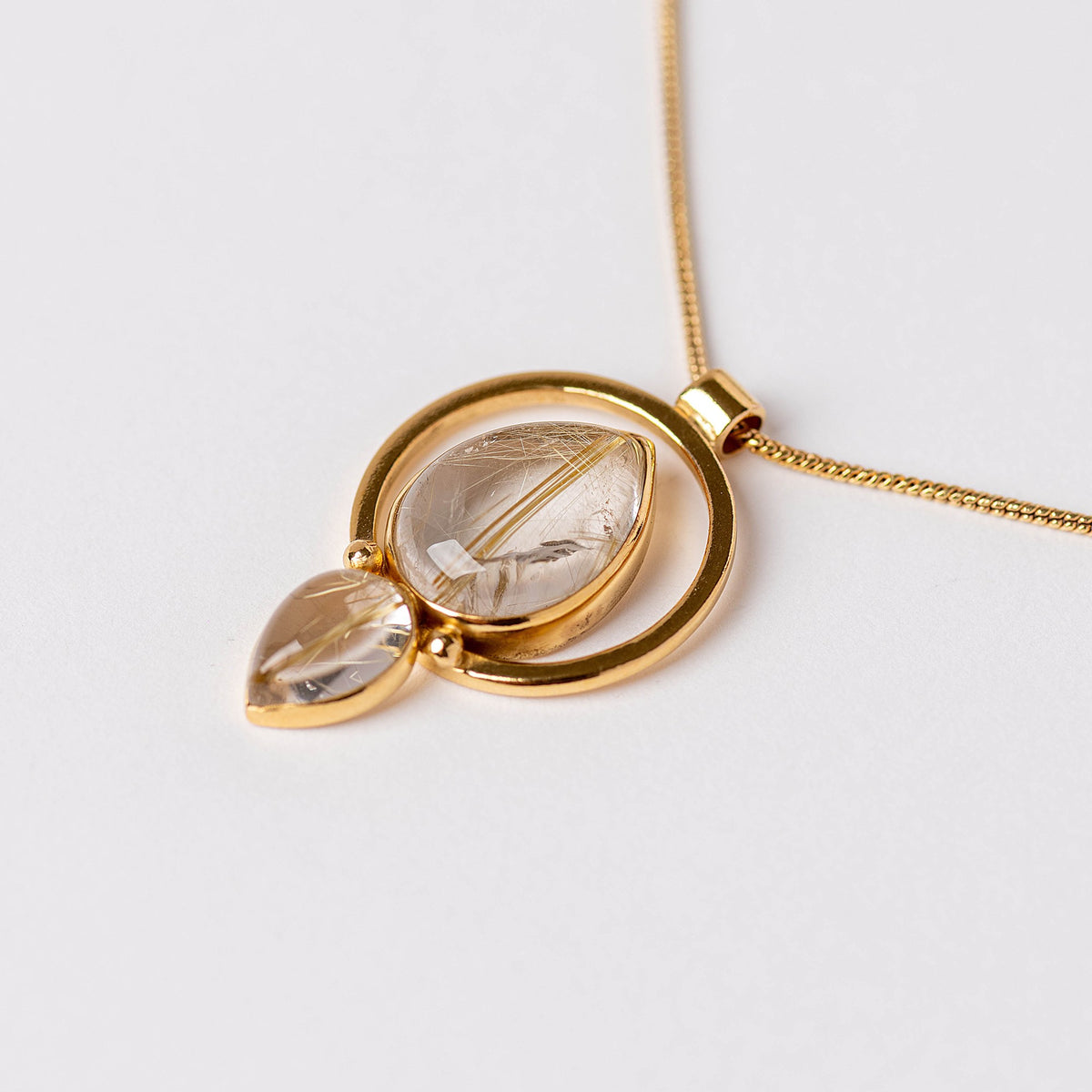 Aurea Necklace con dos rutilos dorados y baño de oro de INDIGO