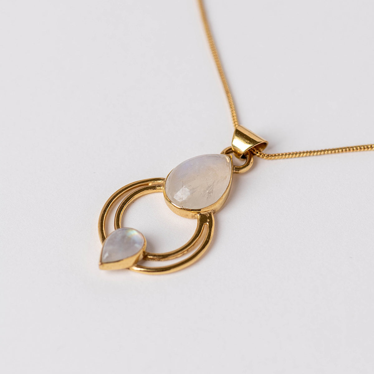 Ayla Necklace con dos piedras luna y baño de oro de INDIGO