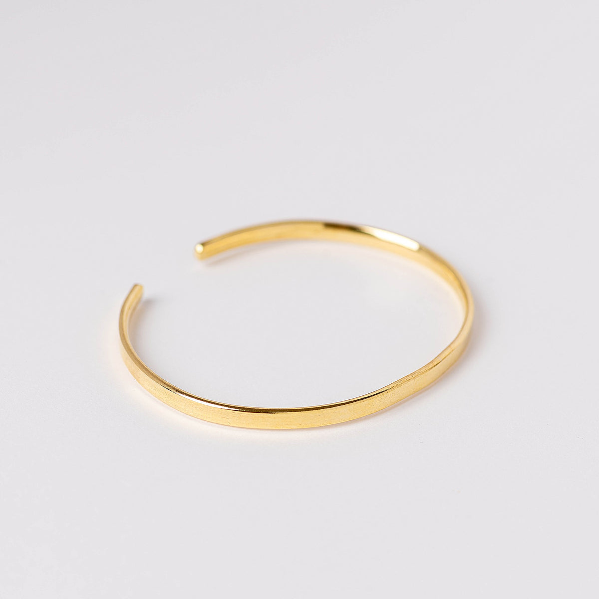 Pulsera abierta minimalista con baño de oro de INDIGO