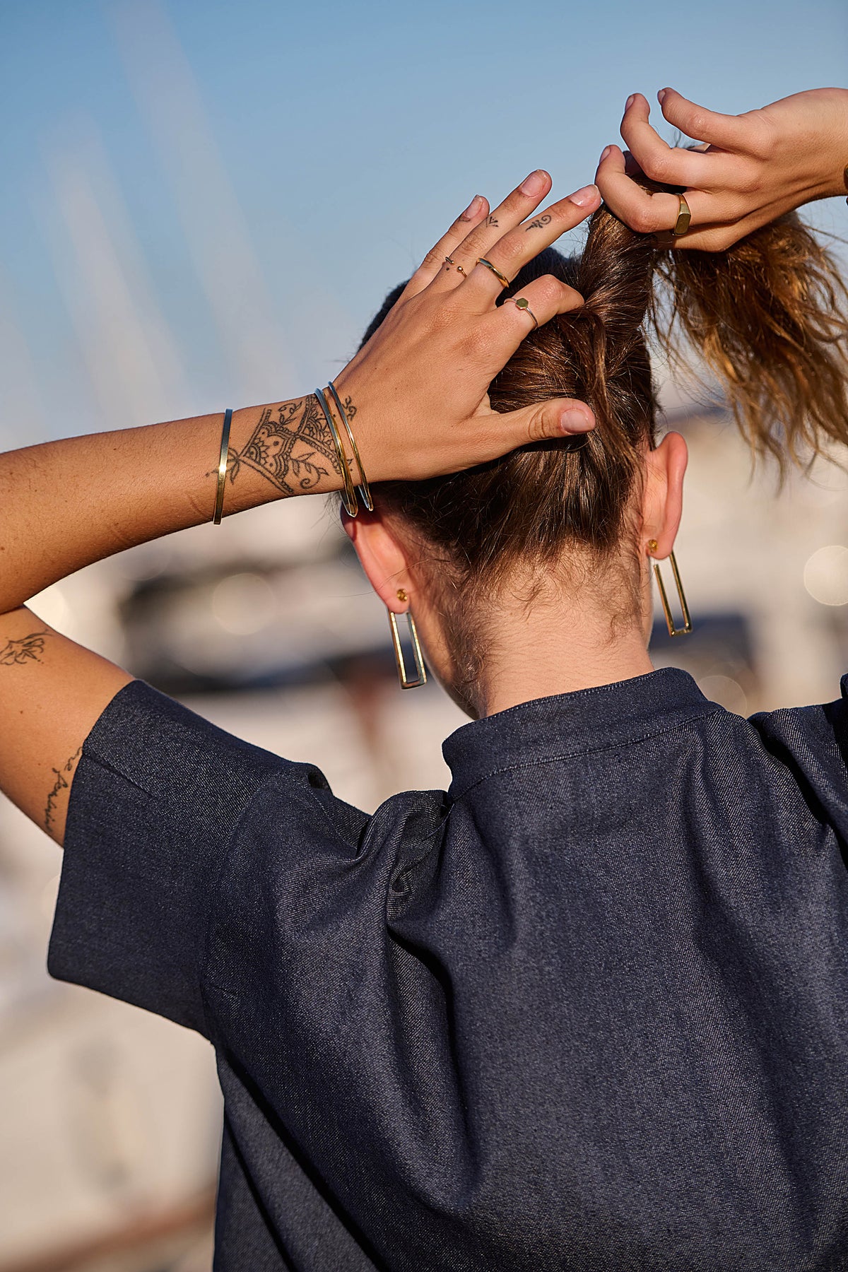 Cala Bracelet de INDIGO en una imagen lifestyle