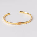 Pulsera abierta con textura central y baño de oro de INDIGO