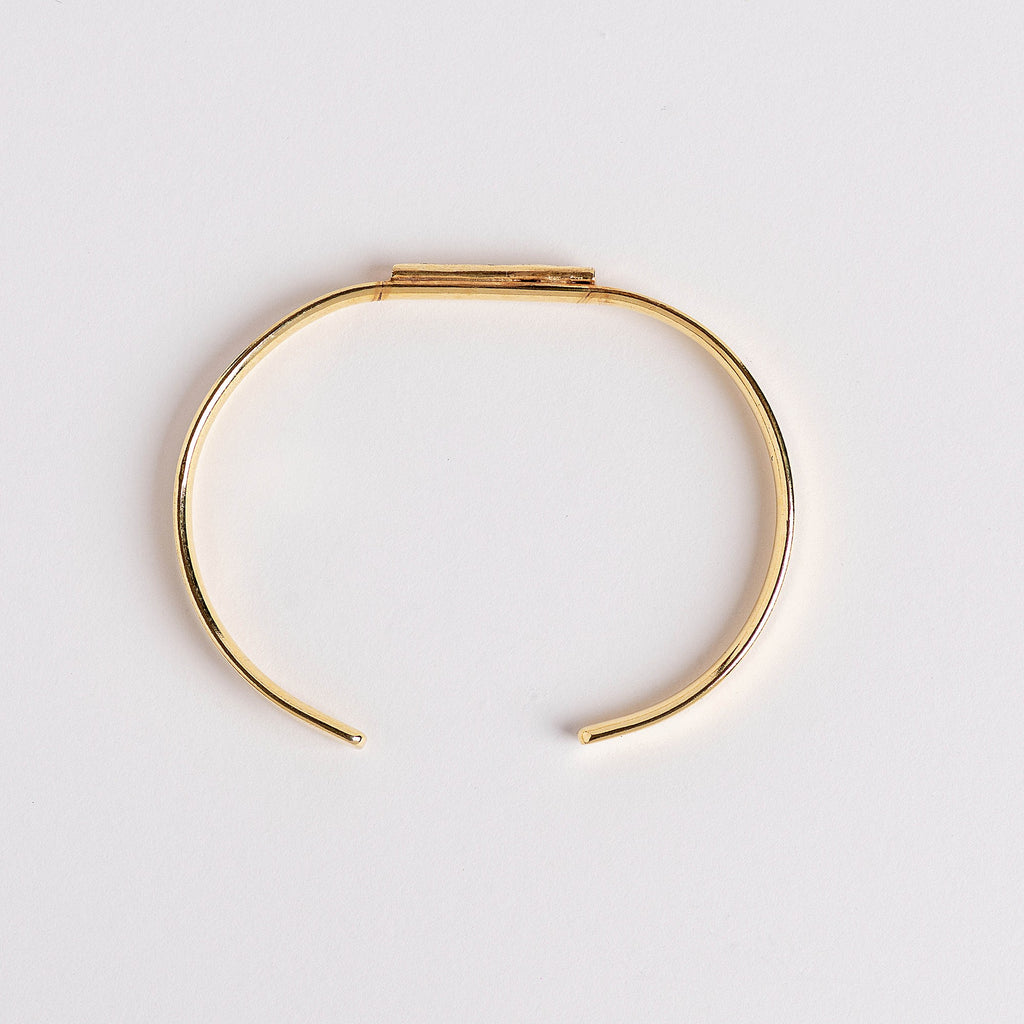 Modelo llevando Dune Bracelet de INDIGO