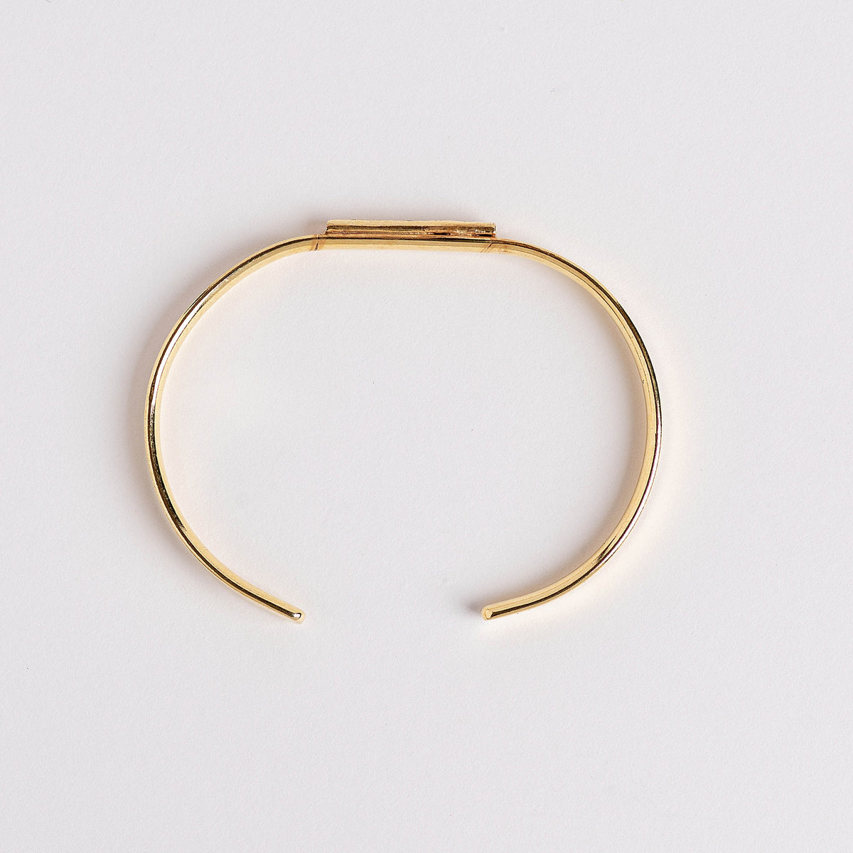 Modelo llevando Dune Bracelet de INDIGO