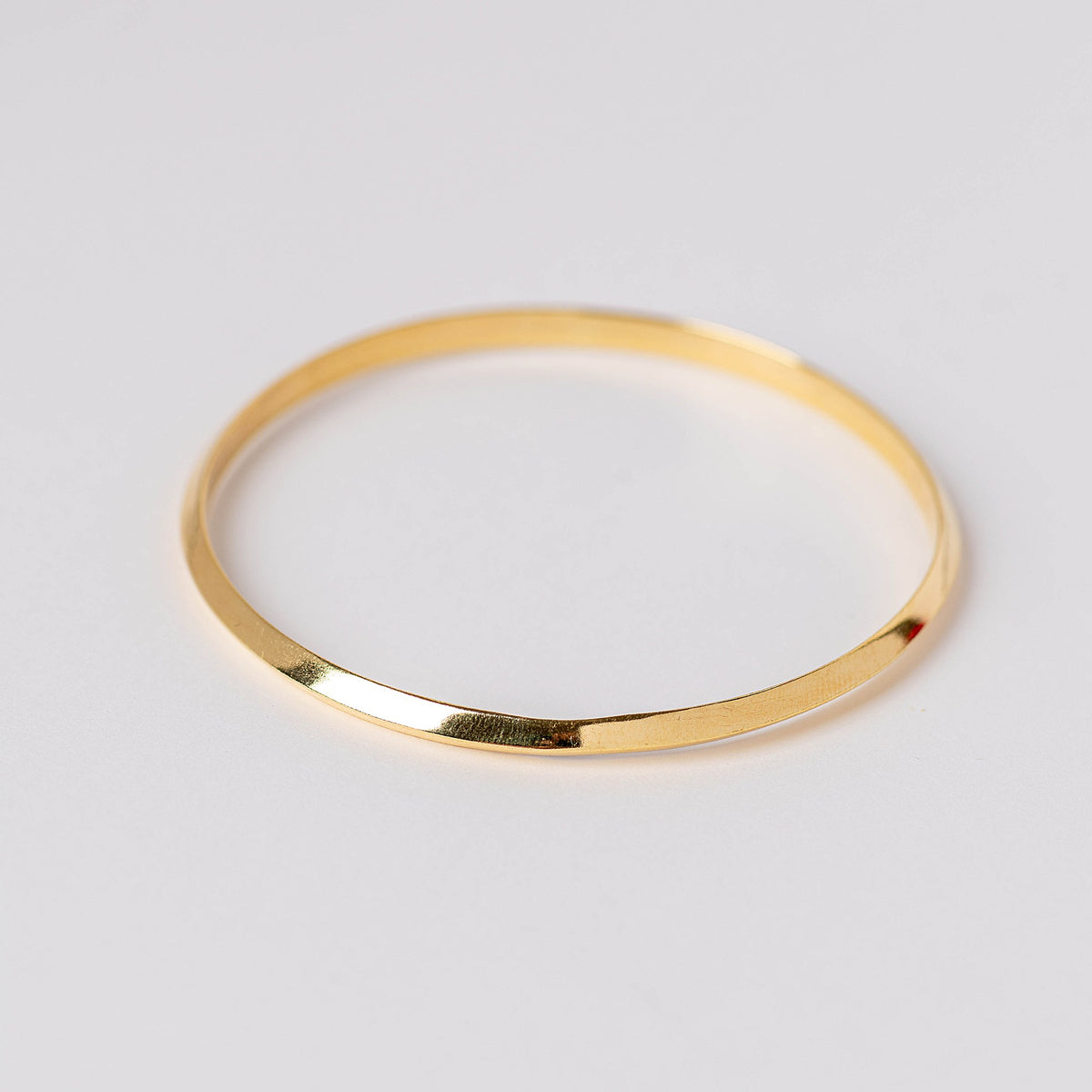 Pulsera rígida de perfil geométrico con baño de oro de INDIGO