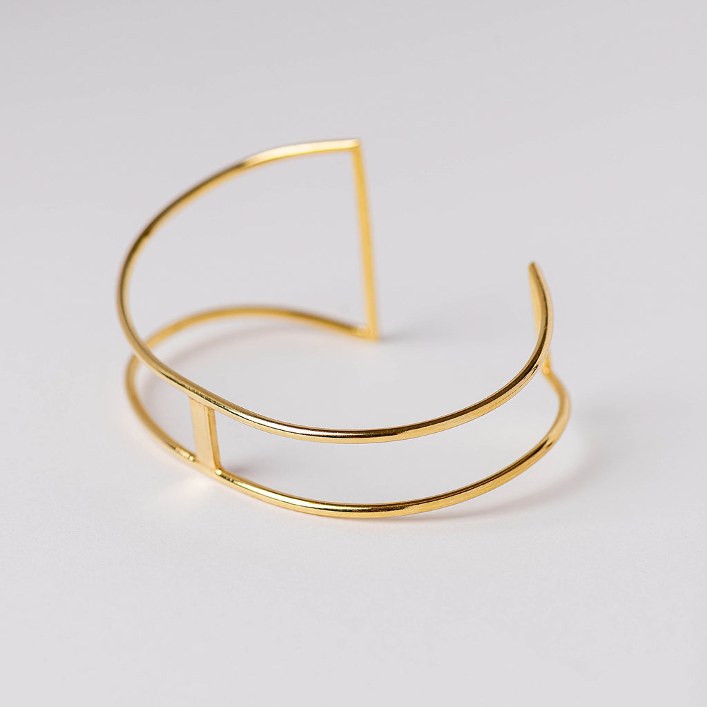 Pulsera abierta delicada con baño de oro de INDIGO