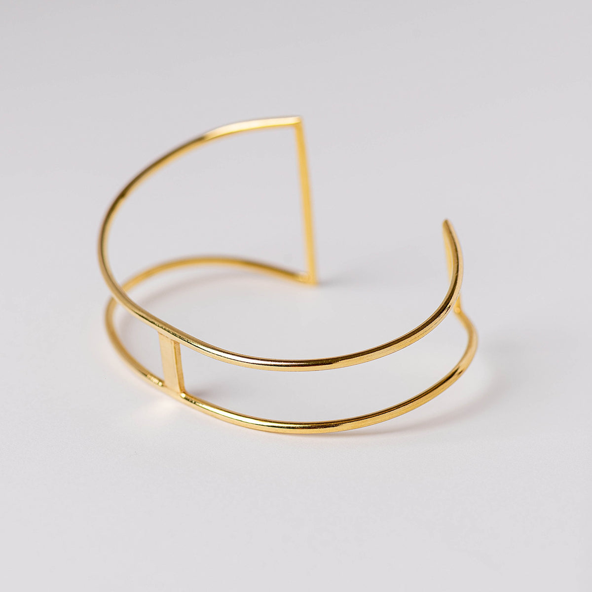 Pulsera abierta delicada con baño de oro de INDIGO