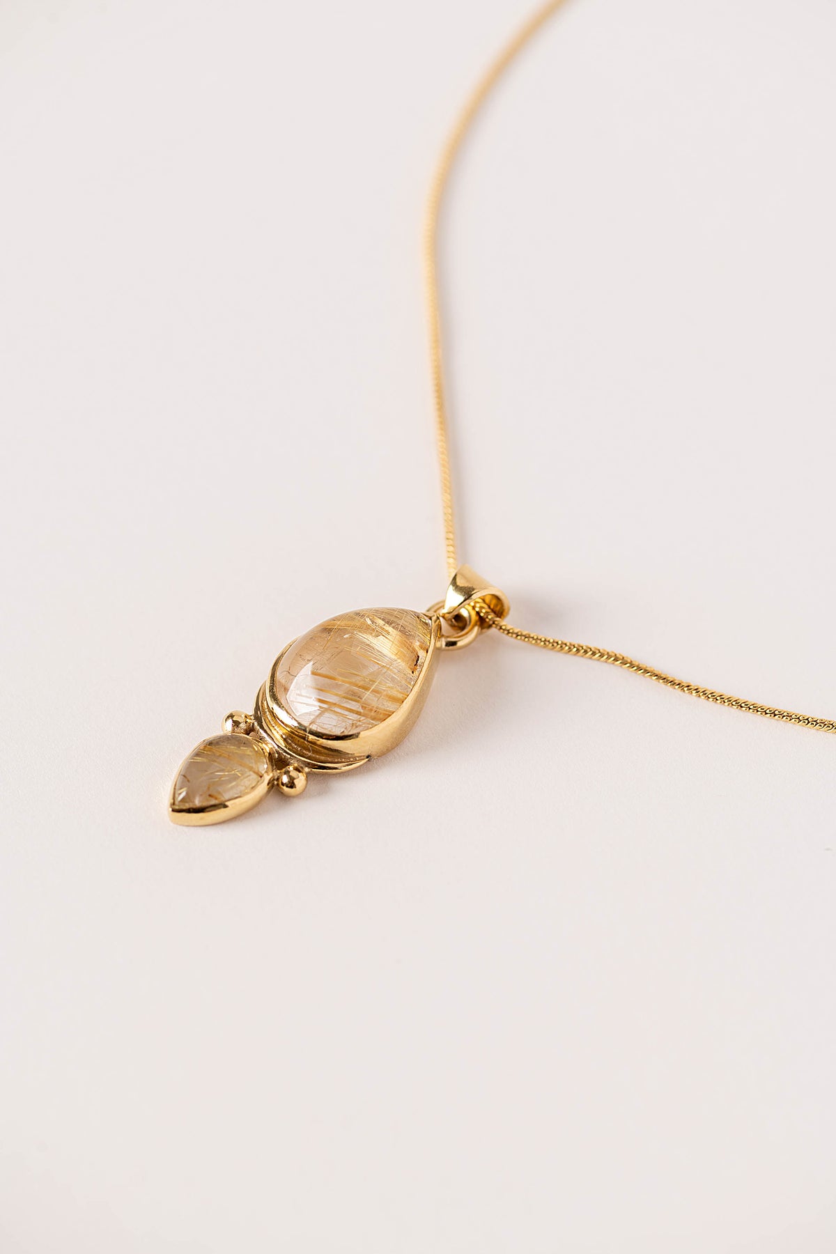 Mizu Necklace con rutilo dorado y baño de oro de INDIGO