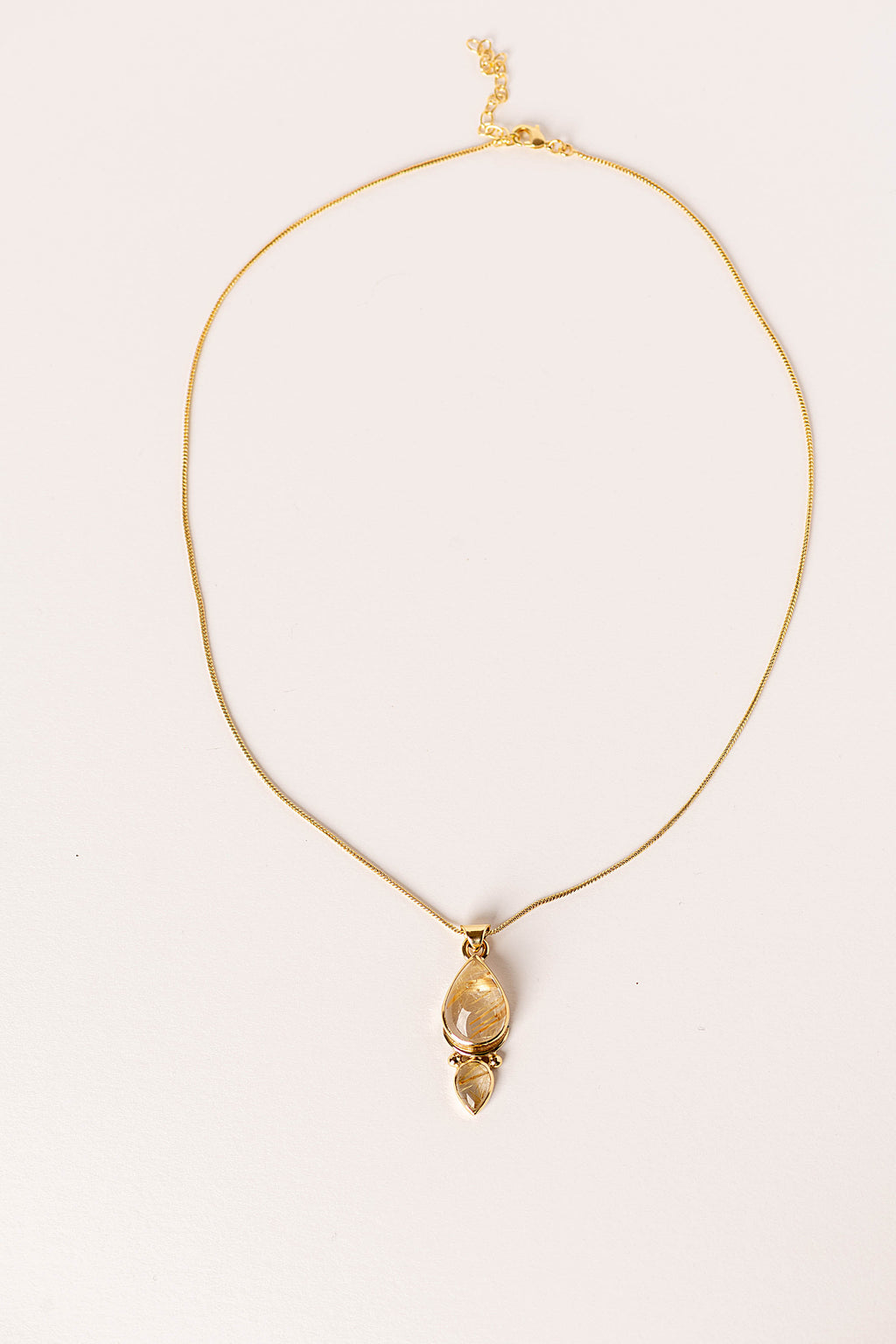 Mizu Necklace con labradorita y baño de oro de INDIGO