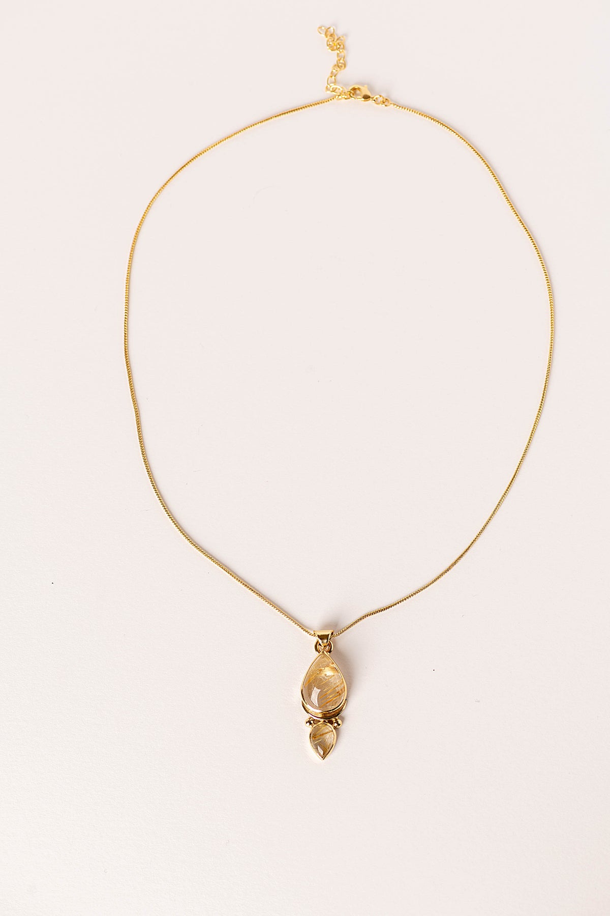 Mizu Necklace con labradorita y baño de oro de INDIGO