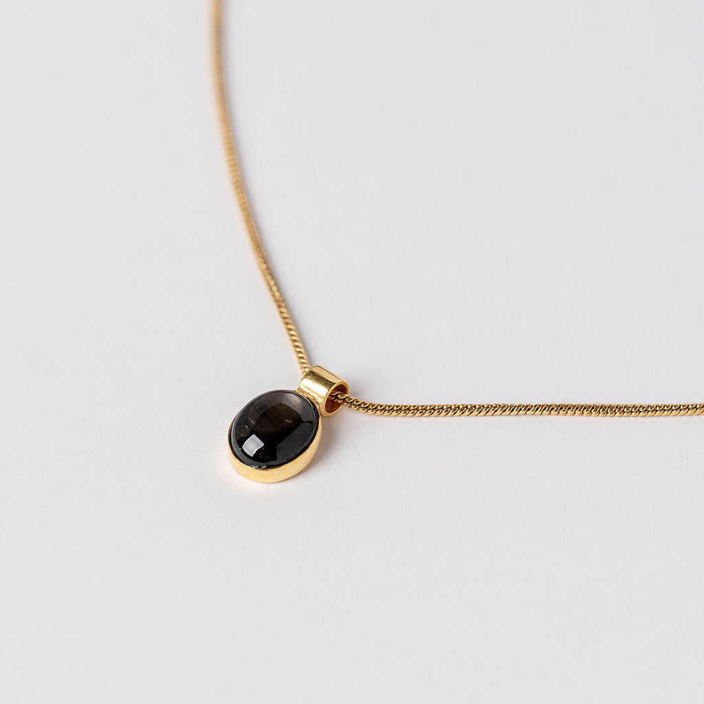 Nami Necklace con Black Star Sapphire y baño de oro de INDIGO