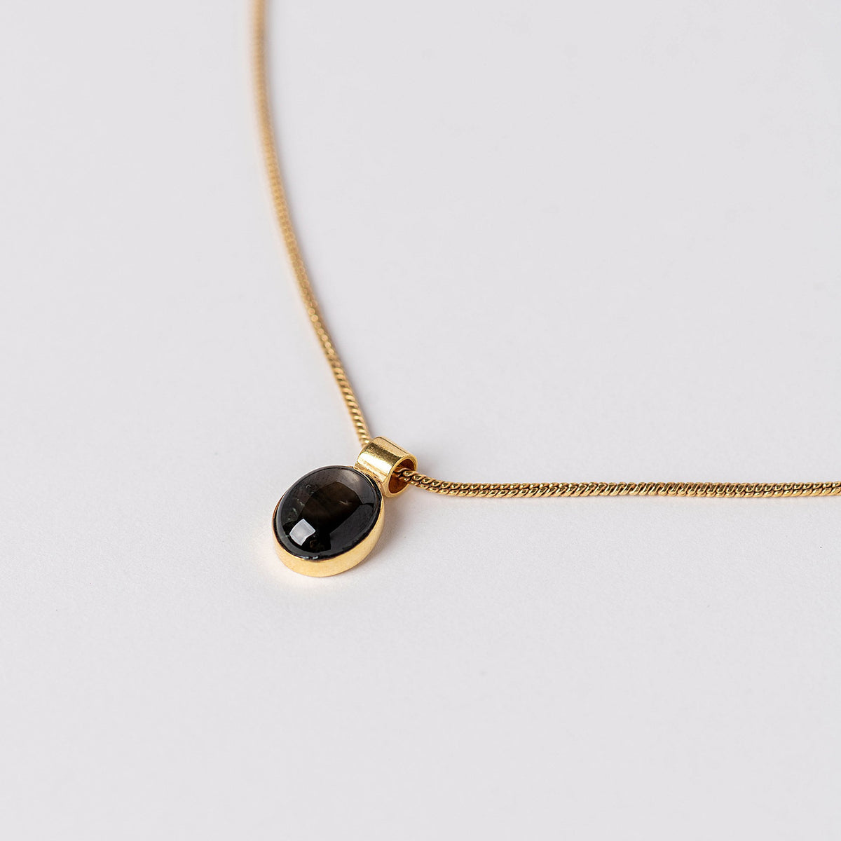 Nami Necklace con Black Star Sapphire y baño de oro de INDIGO