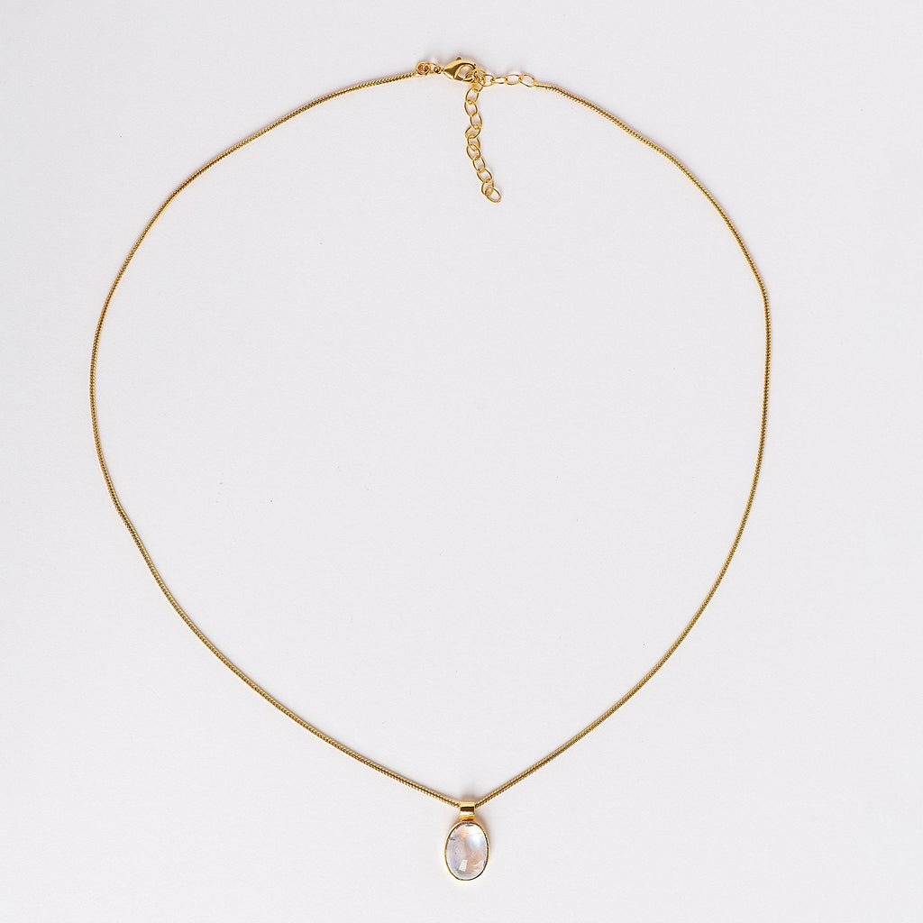 Nami Necklace con piedra luna y baño de oro de INDIGO