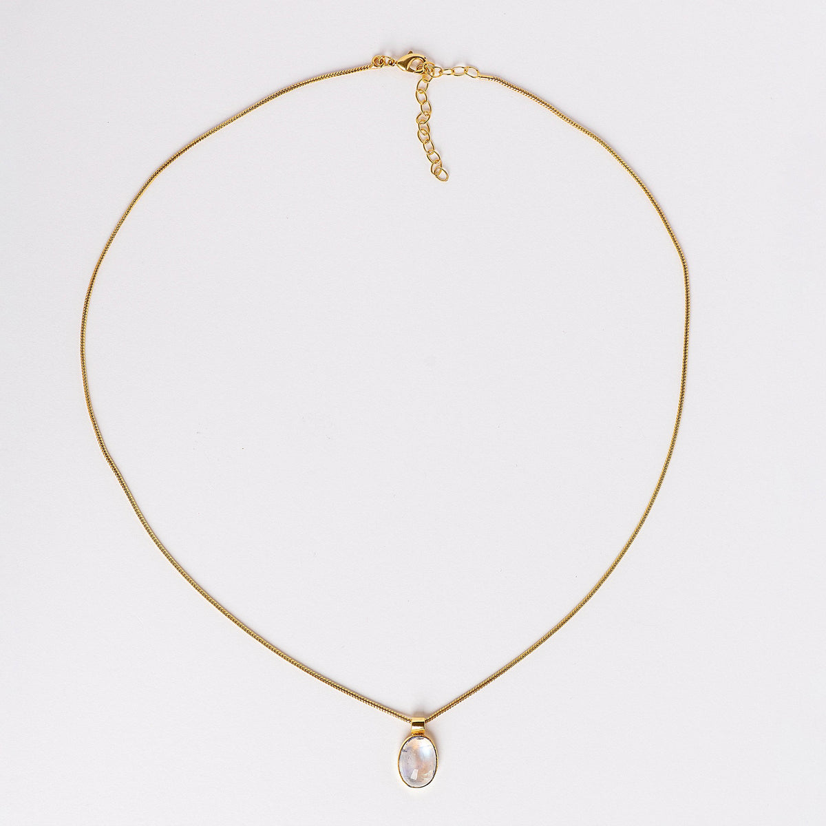 Nami Necklace con piedra luna y baño de oro de INDIGO