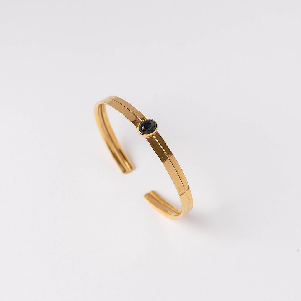 Modelo llevando la Nara Bracelet de INDIGO
