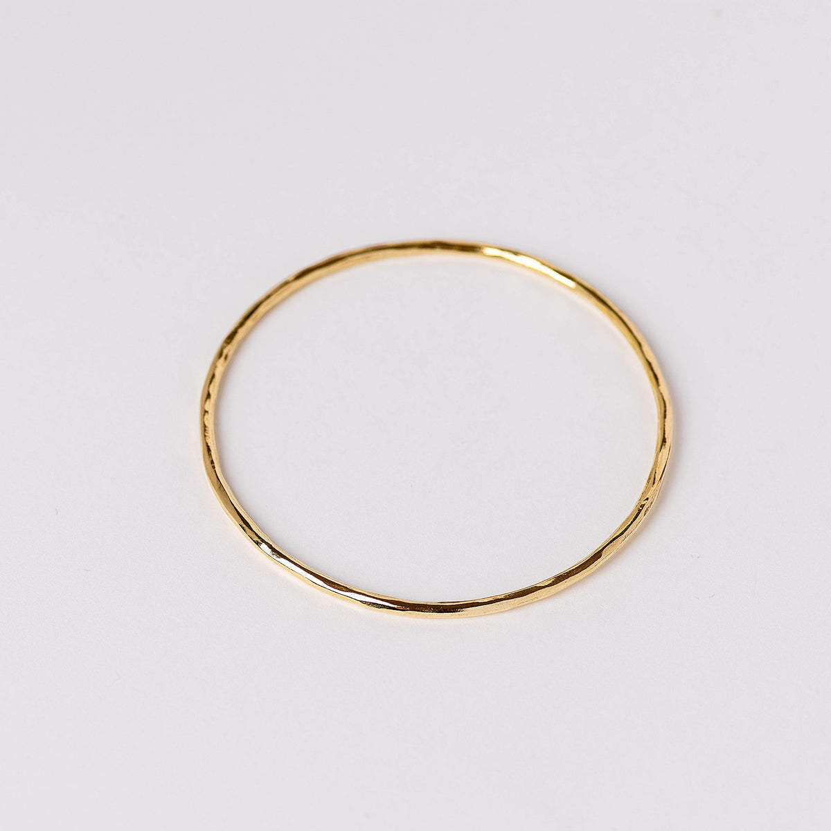 Pulsera rígida facetada con baño de oro de INDIGO
