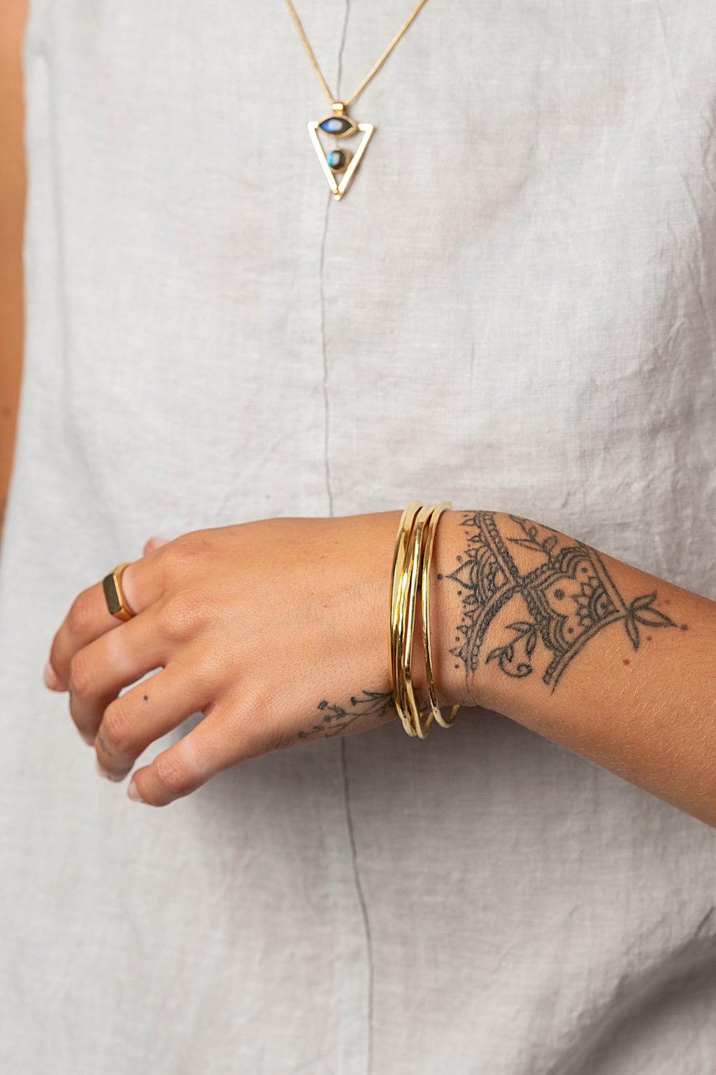 Modelo llevando Prism Bracelet de INDIGO