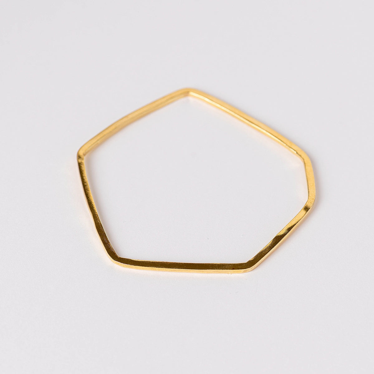 Pulsera rígida geométrica con baño de oro de INDIGO