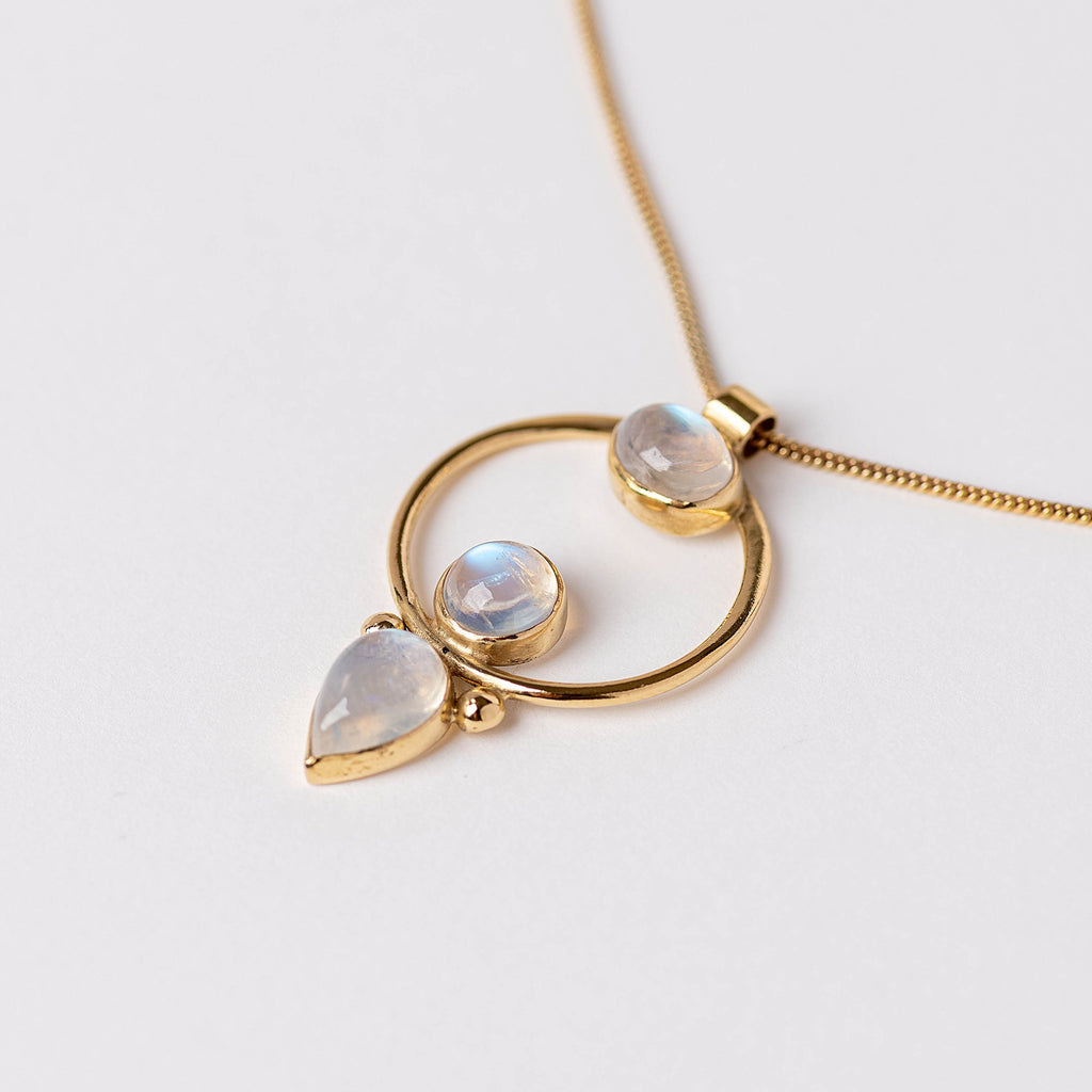 Selene Necklace con tres piedras luna y baño de oro de INDIGO