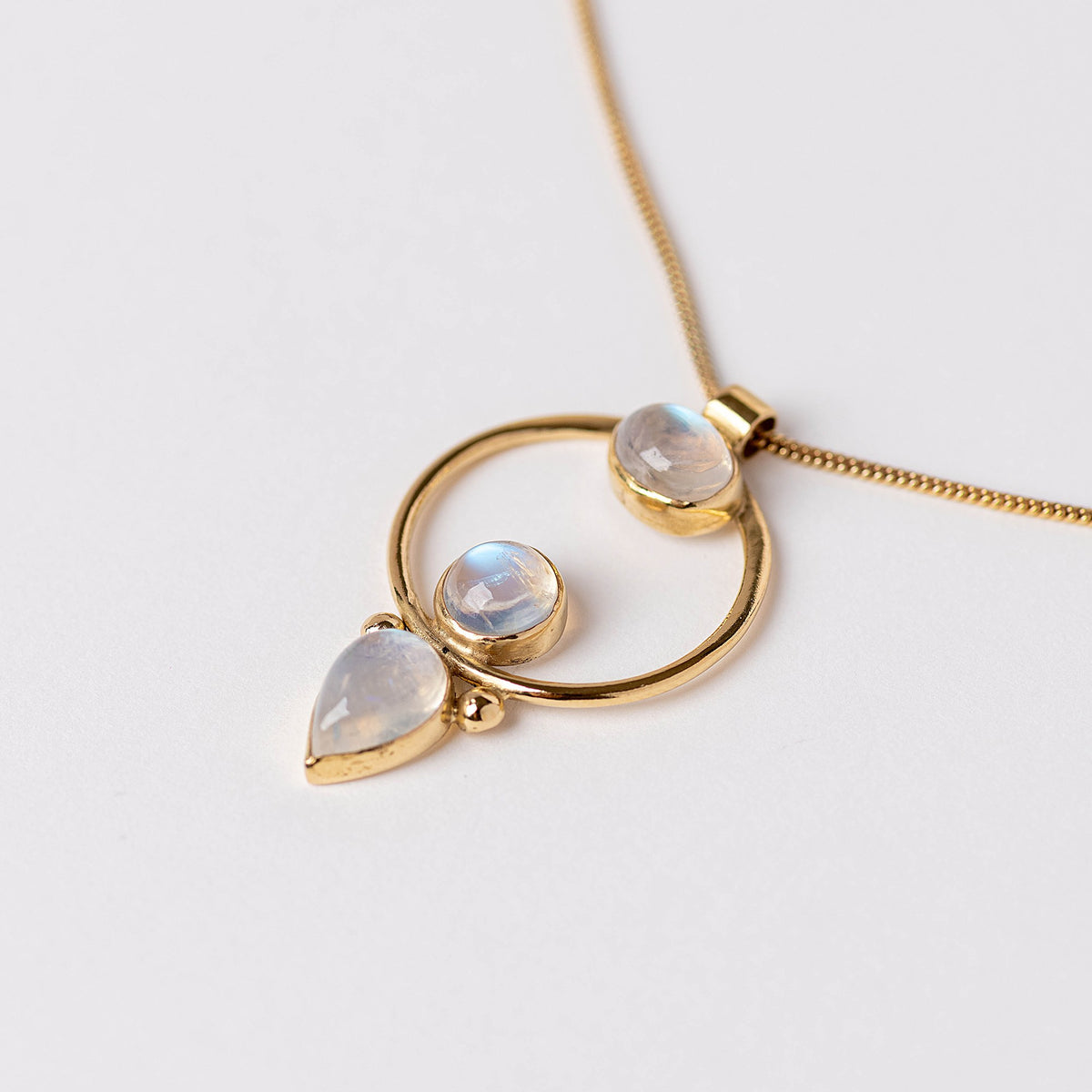 Selene Necklace con tres piedras luna y baño de oro de INDIGO