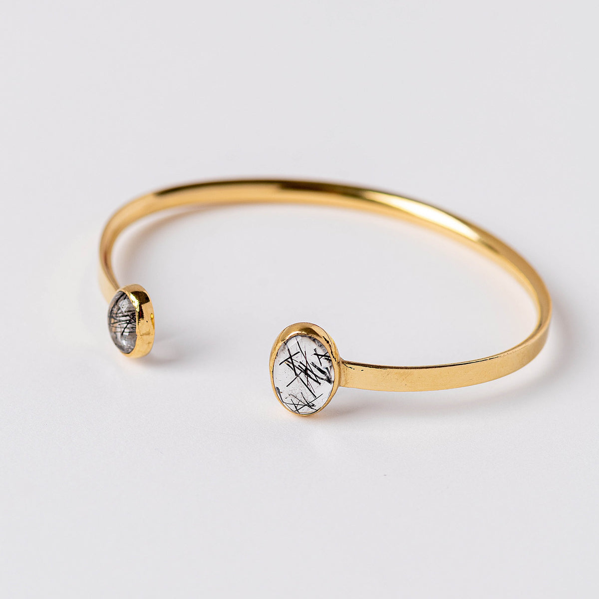 Pulsera Sora con dos piedras naturales y baño de oro de INDIGO
