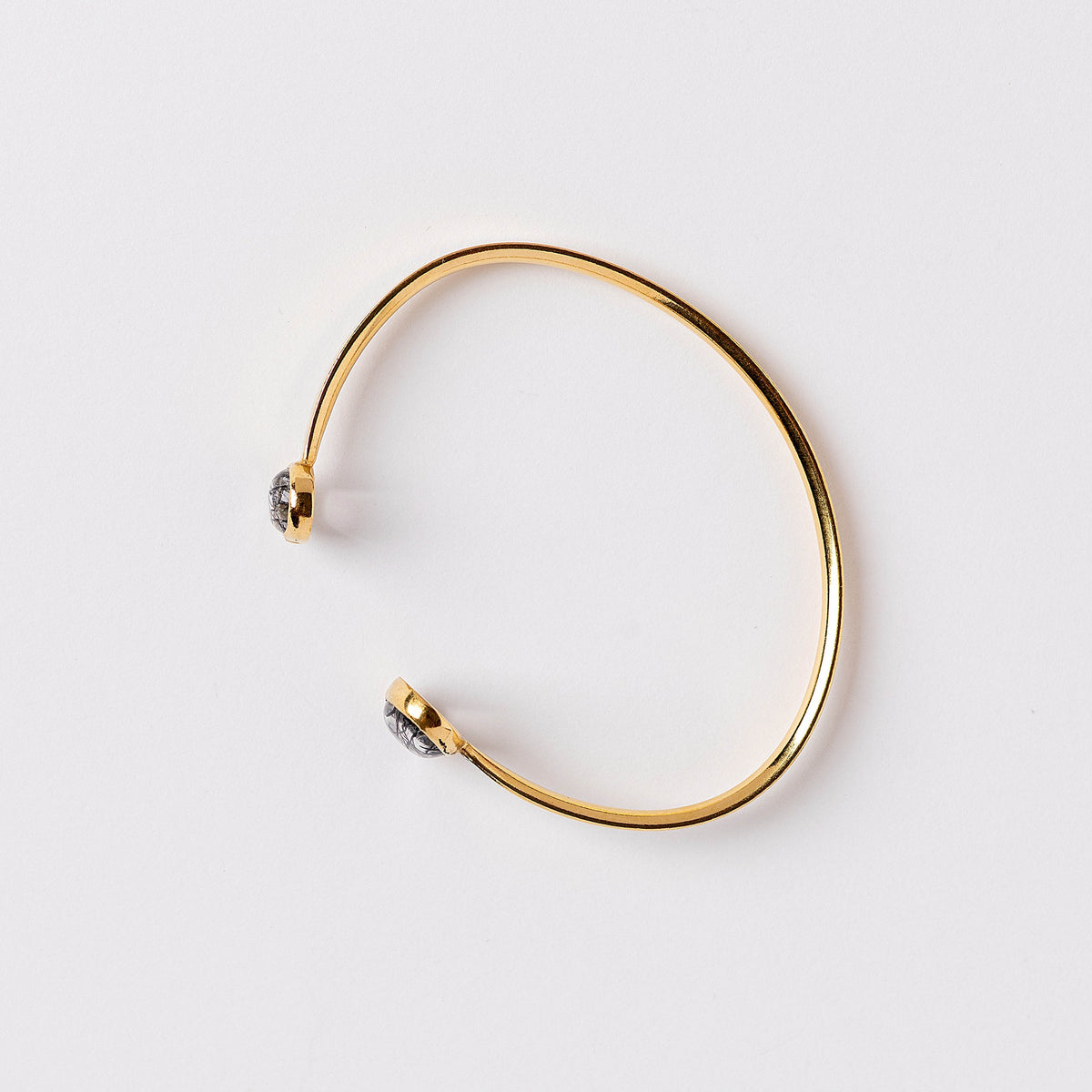 Pulsera Sora con rutilo negro y baño de oro de INDIGO