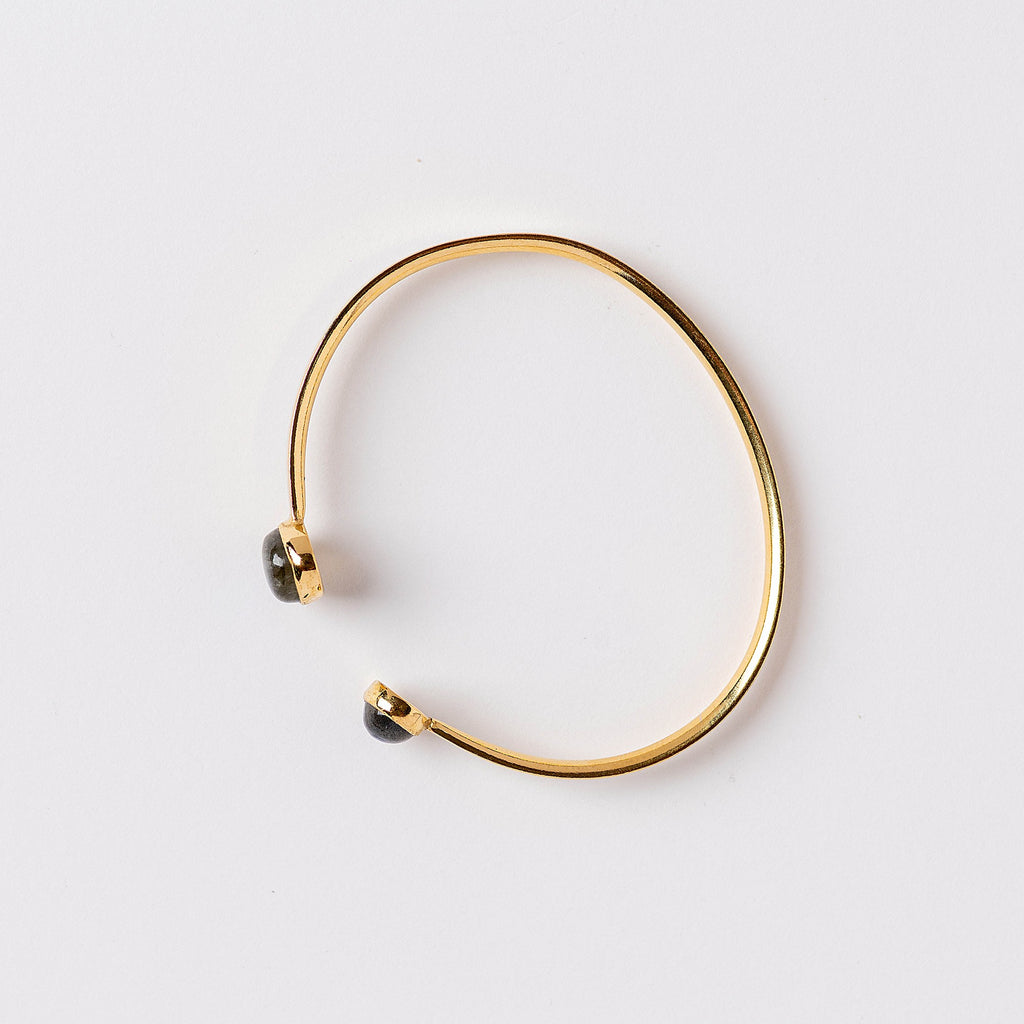 Modelo llevando la Sora Bracelet de INDIGO