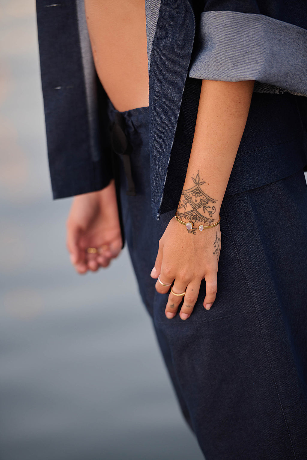 Sora Bracelet de INDIGO en una imagen lifestyle