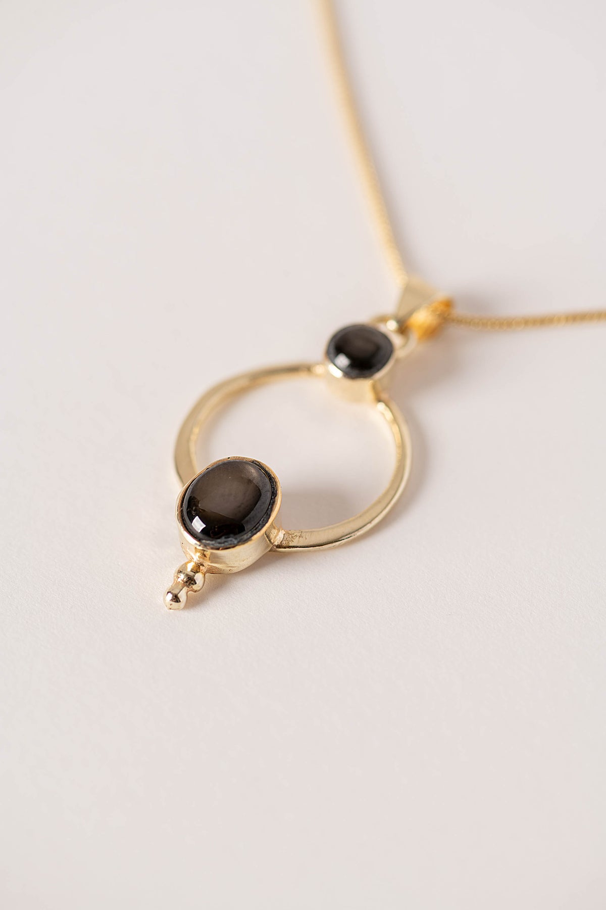 Sora Necklace con dos Black Star Sapphires y baño de oro de INDIGO