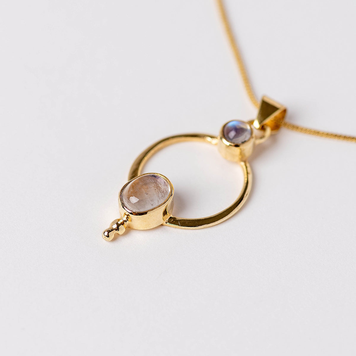Sora Necklace con dos piedras luna y baño de oro de INDIGO