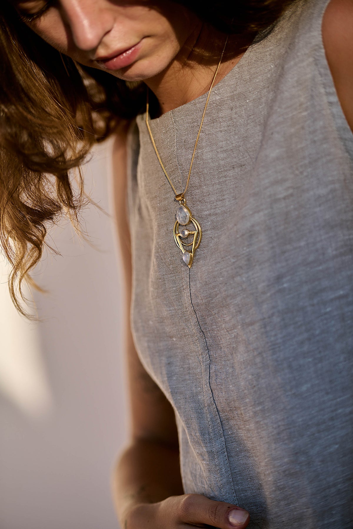 Theia Necklace con tres piedras luna y baño de oro de INDIGO