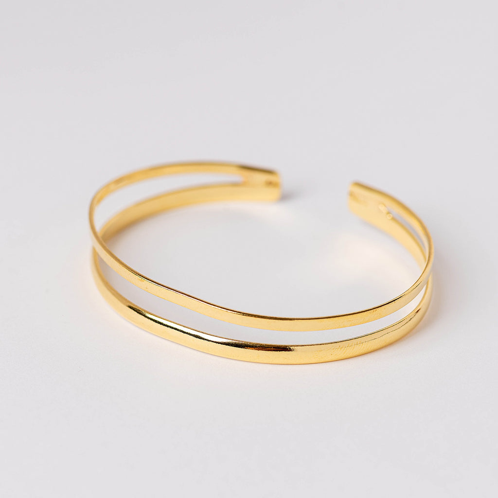 Pulsera abierta de doble línea con baño de oro de INDIGO