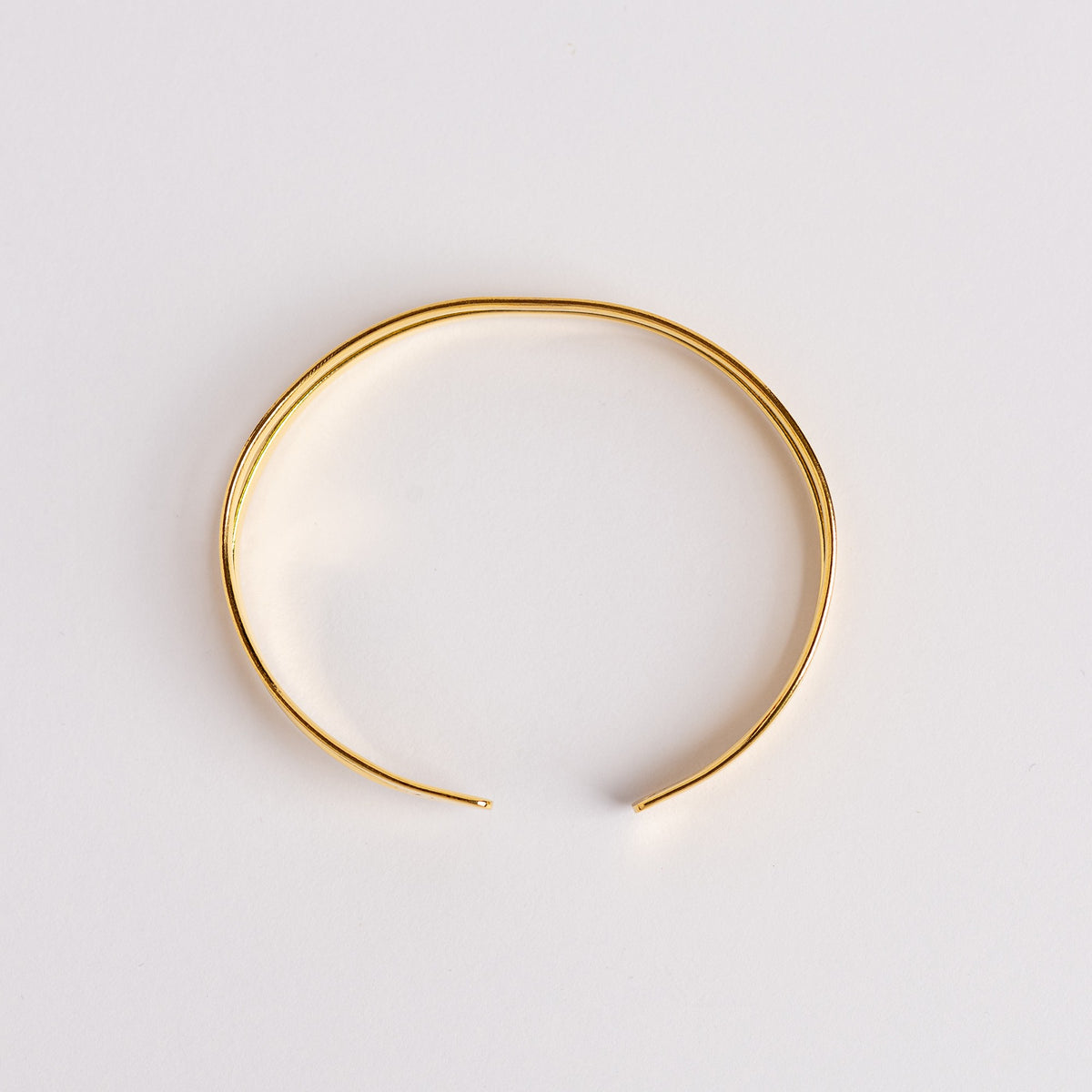 Modelo llevando Trace Bracelet de INDIGO
