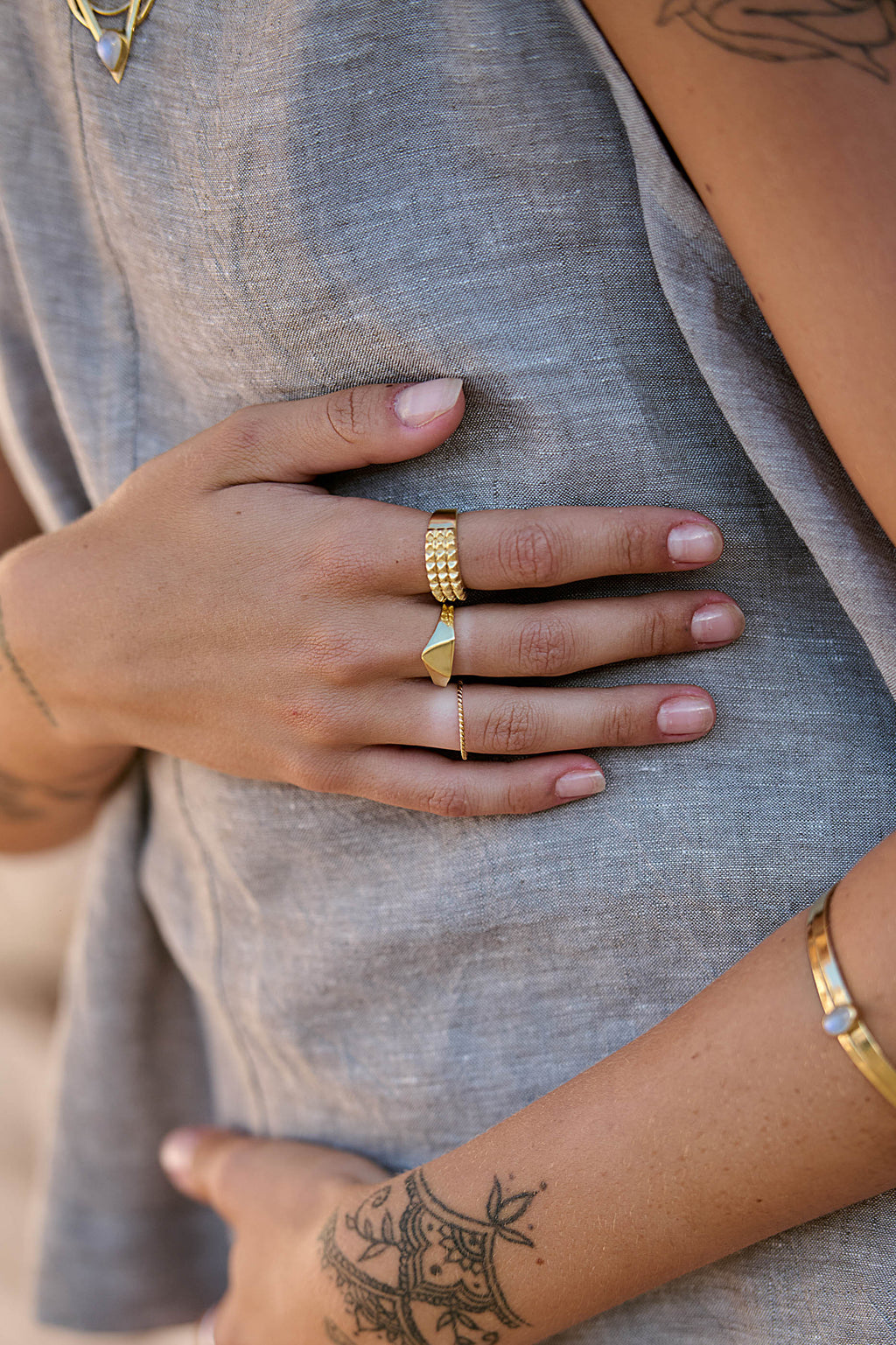 Triangle Signet Ring de INDIGO