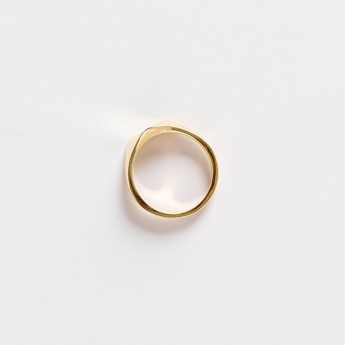 Triangle Signet Ring de INDIGO