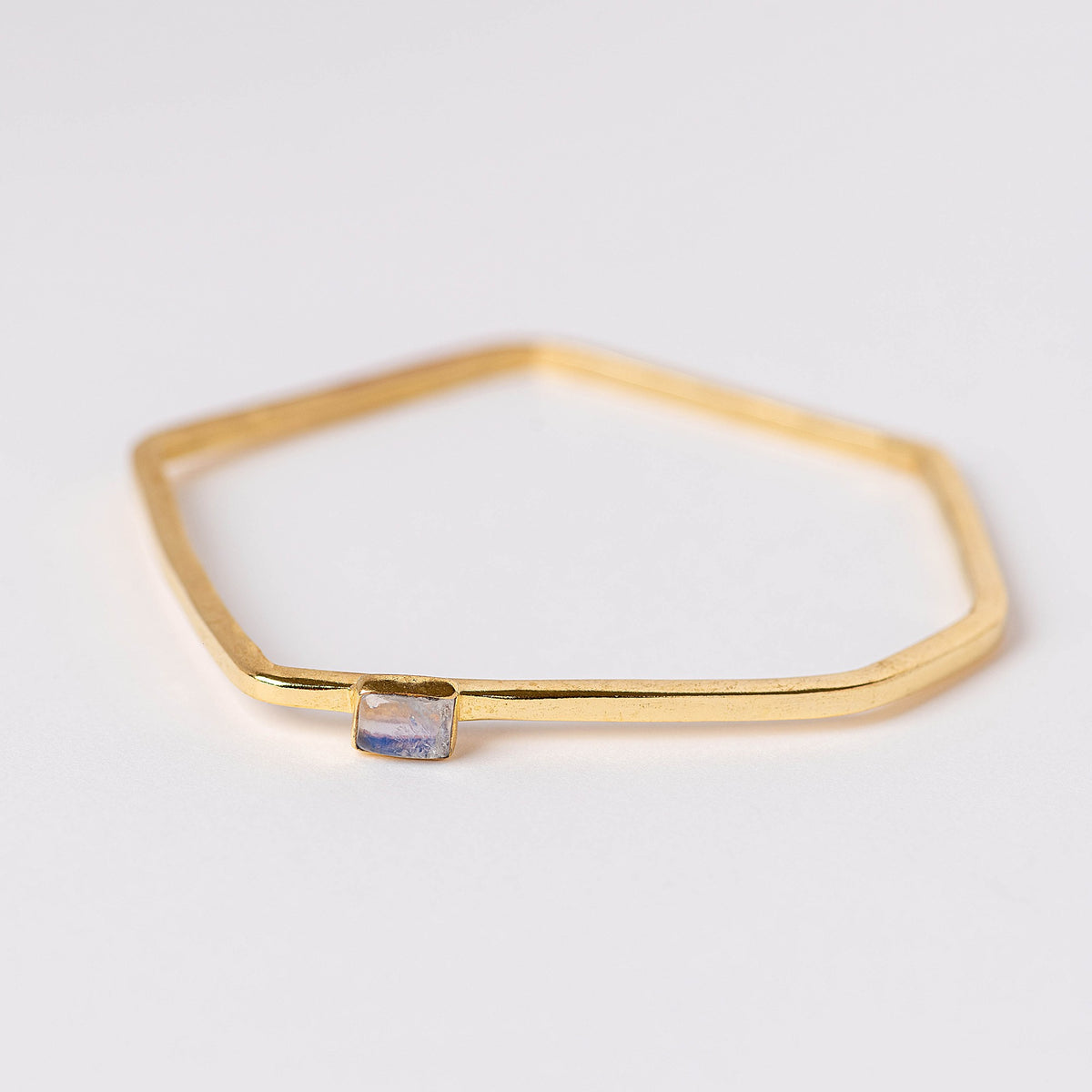 Pulsera rígida con piedra luna y baño de oro de INDIGO